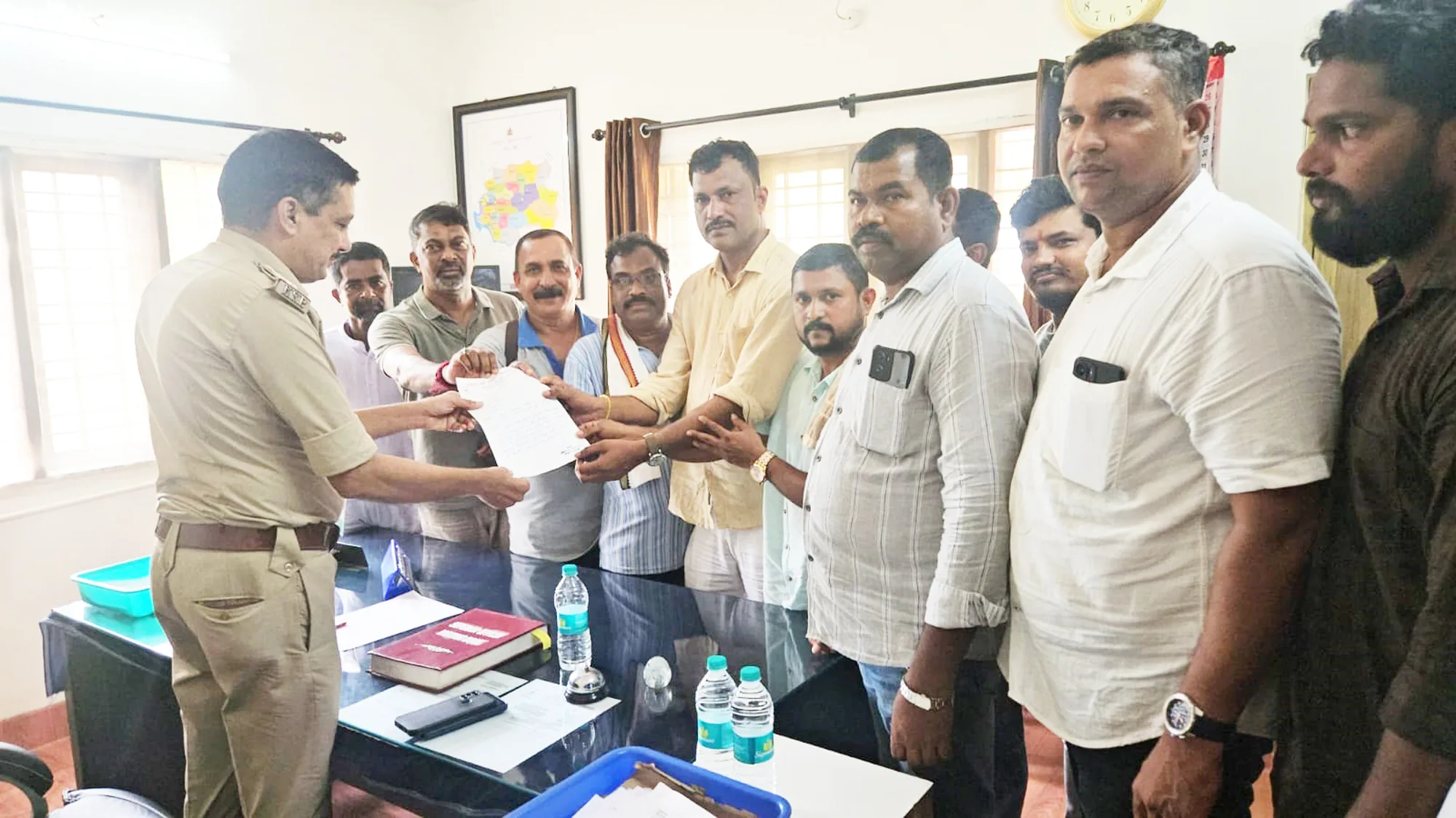 ಕುಂಜಾಲಿನಲ್ಲಿ ದನದ ರುಂಡ ಪತ್ತೆ ; ಬ್ಲಾಕ್ ಕಾಂಗ್ರೆಸ್ ವತಿಯಿಂದ ಪೋಲೀಸರಿಗೆ ದೂರು