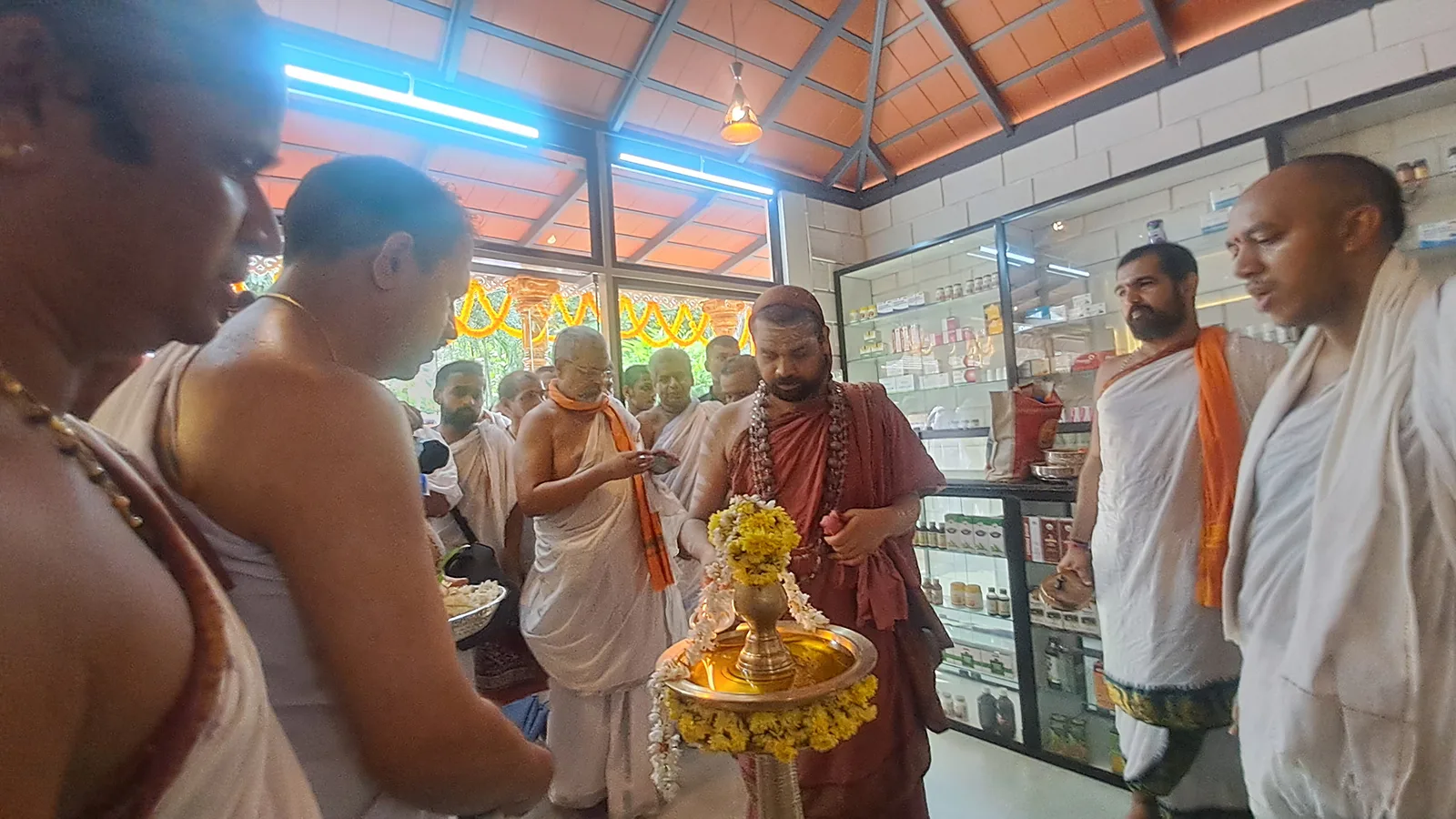 ಕಳಿ ಚಿತ್ರಕೂಟ ಆಯುರ್ವೇದ ಚಿಕಿತ್ಸಾಲಯದಲ್ಲಿ ಶೃಂಗೇರಿ ಶ್ರೀಗಳಿಂದ ನಮ್ಮ ಅಂಗಡಿ ಉದ್ಘಾಟನೆ