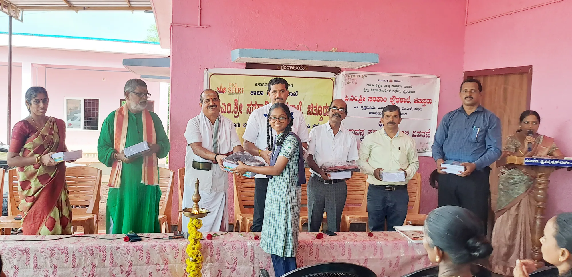 ಚಿತ್ತೂರು ಪ್ರೌಢಶಾಲೆಯಲ್ಲಿ ಎಂ.ಎಸ್.ಮಂಜ ಚಾರಿಟೇಬಲ್ ಟ್ರಸ್ಟ್ ವತಿಯಿಂದ ನೋಟ್ ಪುಸ್ತಕ ಹಾಗೂ ಸಮವಸ್ತ್ರ ವಿತರಣೆ