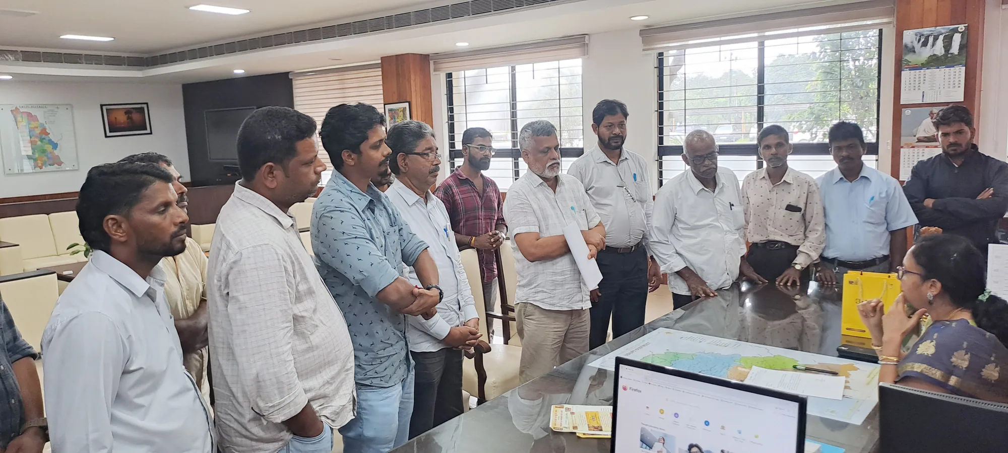 ಸಾರ್ವಜನಿಕರಿಂದಲೇ ಸರ್ವಿಸ್ ರಸ್ತೆ ನಿರ್ಮಾಣಕ್ಕೆ ಟಿಪ್ಪರ್, ಹಿಟಾಚಿಗಳನ್ನು ಒದಗಿಸುವಂತೆ ಜಿಲ್ಲಾಧಿಕಾರಿಯವರಿಗೆ ಮನವಿ