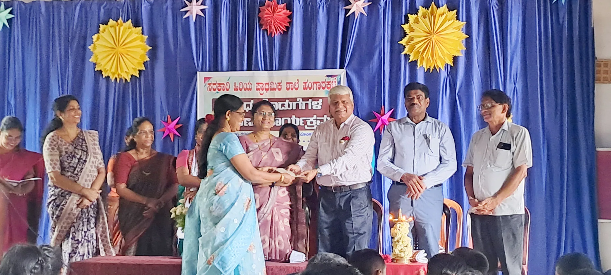ಹಂಗಾರಕಟ್ಟೆ ಸರಕಾರಿ ಹಿರಿಯ ಪ್ರಾಥಮಿಕ ಶಾಲೆಯಲ್ಲಿವಿವಿಧ ಕೊಡುಗೆಗಳ ವಿತರಣಾ ಕಾರ್ಯಕ್ರಮ