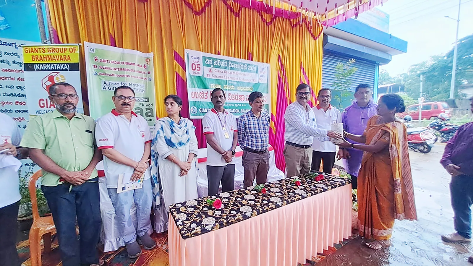 ಬ್ರಹ್ಮಾವರ : ವಿಶ್ವ ಪರಿಸರ ದಿನಾಚರಣೆ ಅಂಗವಾಗಿ ಗಿಡಗಳ ವಿತರಣೆ