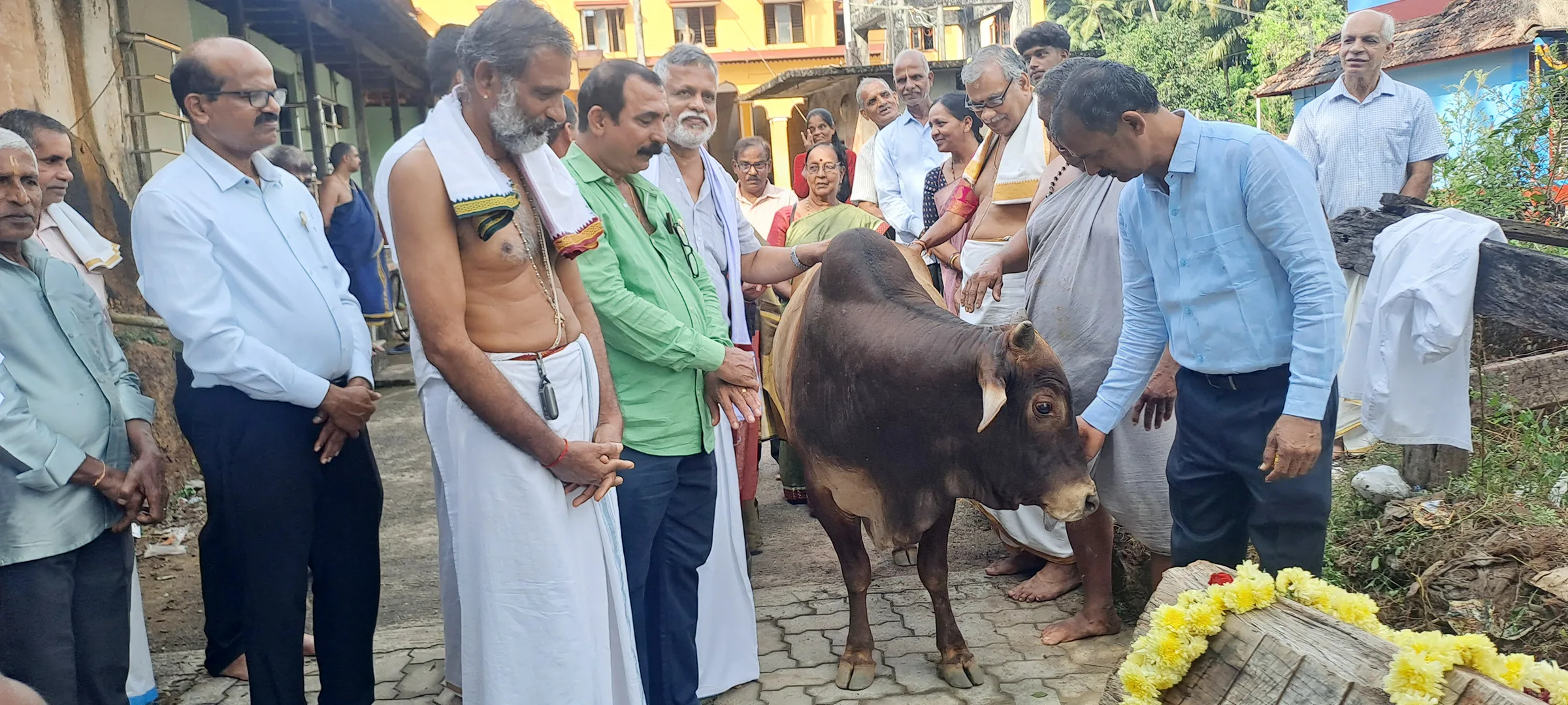 ಬ್ರಹ್ಮಾವರ ಮಹಾಲಿಂಗೇಶ್ವರ ದೇವಸ್ಥಾನದ ನೂತನ ಧ್ವಜ ಮರದ ಕೆಲಸಕ್ಕೆ ಮಹೂರ್ತ