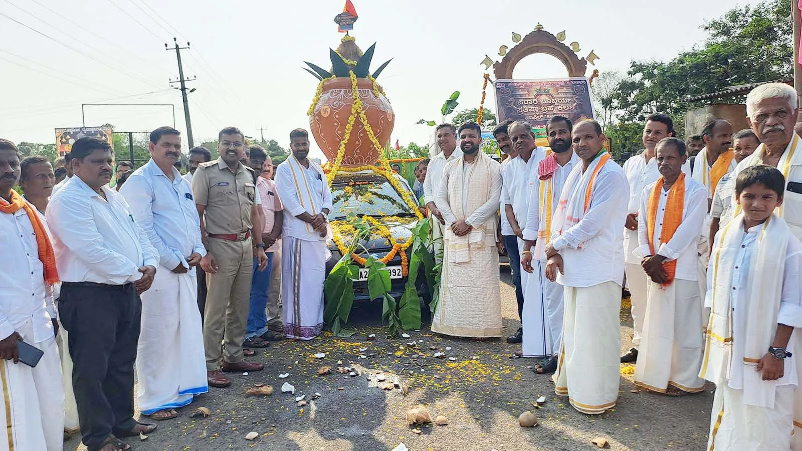 ಪರಾರಿ ಬೊಬ್ಬರ್ಯ ದೈವಸ್ಥಾನ ಪುನರ್ ಪ್ರತಿಷ್ಠೆ, ಹಸಿರು ಹೊರೆಕಾಣಿಕೆ