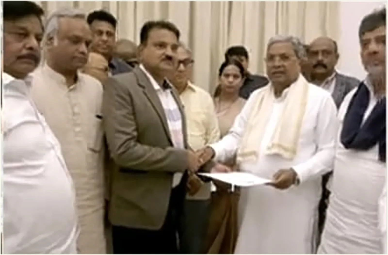 ಮುಖ್ಯಮಂತ್ರಿ ಪಟ್ಟ ಬಿಟ್ಟುಕೊಟ್ಟ ಸಿದ್ದರಾಮಯ್ಯ